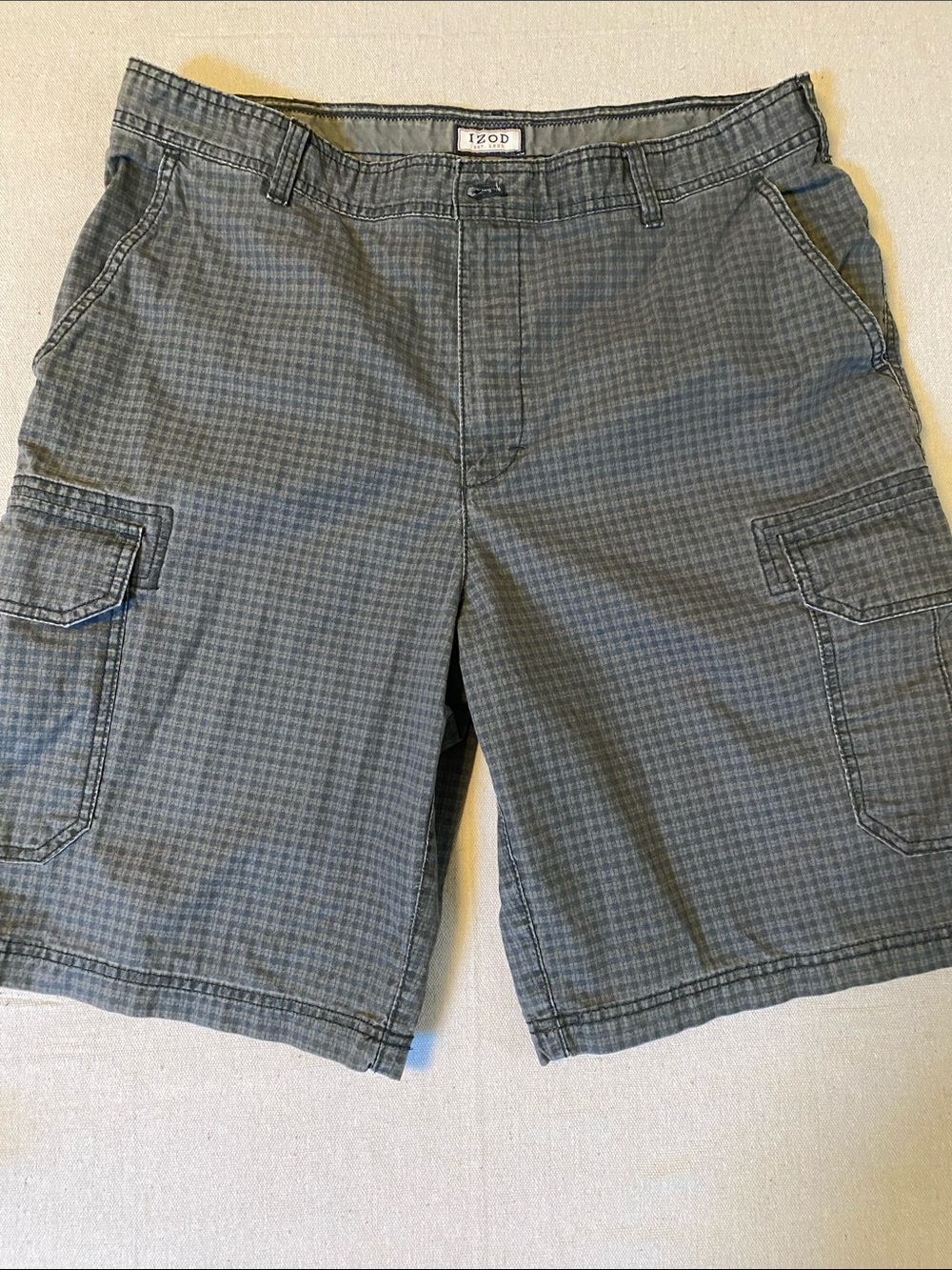Izod Men's Gray Check Cargo Shorts